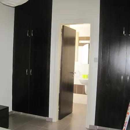 Polyxenia Isaak Heaven Pernera וילה